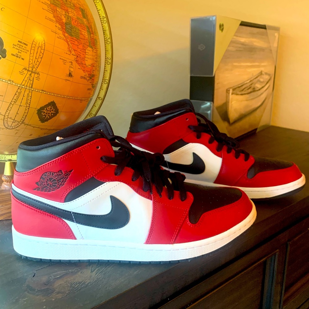 Air Jordan 1 Mid “Chicago Toe”
